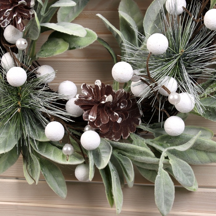 Венок новогодний d-38 см  Венок новогодний d-38 см "Зимние ягодки белые"