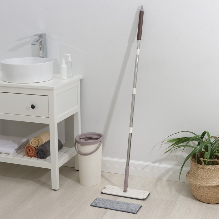 Швабра с отжимом и ведро Доляна: ведро с отсеками для полоскания и отжима 9,3 л, швабра плоская, запасная насадка из микрофибры Швабра с отжимом и ведро Доляна: ведро с отсеками для полоскания и отжима 9,3 л, швабра плоская, запасная насадка из микрофибры