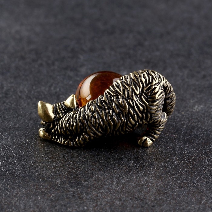 Сувенир Сувенир "Кот с мячом", латунь, янтарь