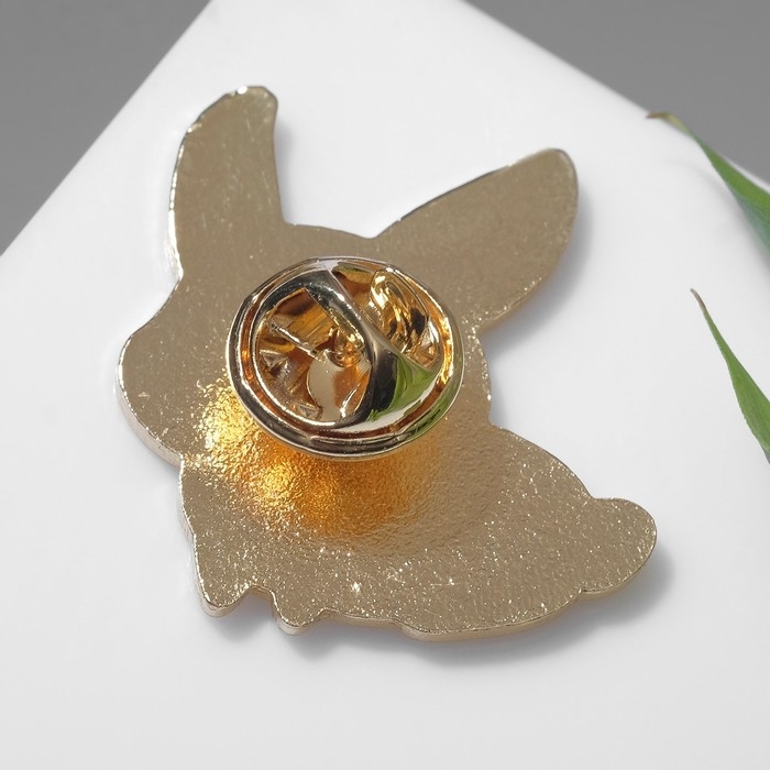 Значок «Кролик» с цветами, цвет бело-розовый в золоте Значок «Кролик» с цветами, цвет бело-розовый в золоте