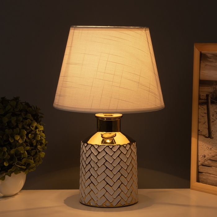 Лампа настольная Лампа настольная "Марта" 1х40Вт Е14 белый/золото 22,5х22,5х36см