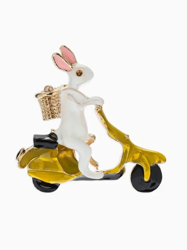 Брошь &laquo;Заяц&raquo; на мопеде, стразы, цветной в золоте
