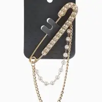 Булавка &laquo;Шик&raquo; в стразах, цепочка, жемчуг, L=7.5 см, цвет белый в золоте