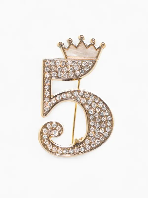 Брошь &laquo;Пятёрка с короной&raquo;, белая в золоте