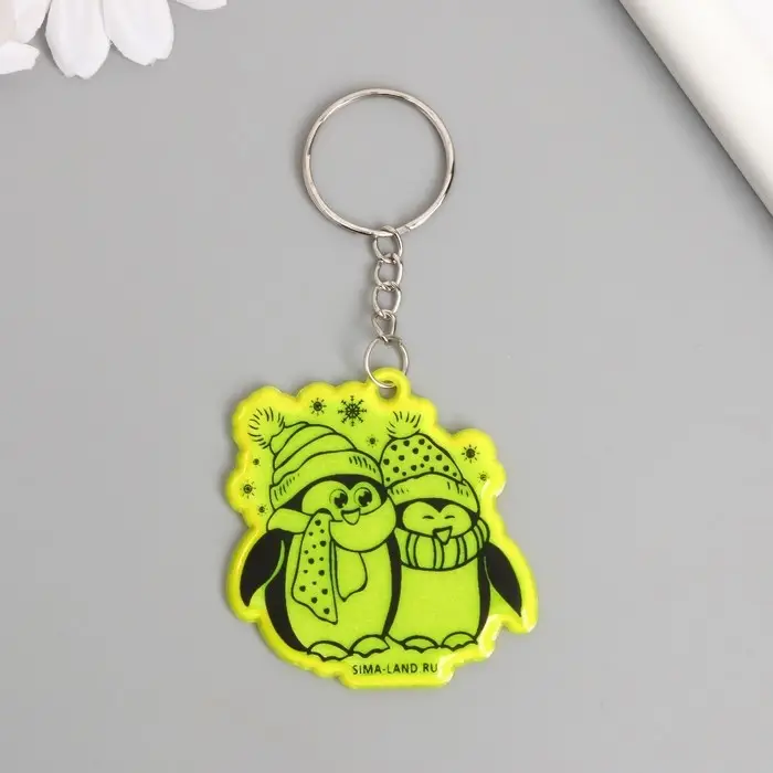 Брелок пластик светоотражающий Брелок пластик светоотражающий "Пингвины - давай погреемся" 5х4,8 см