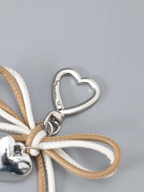 Брелок на карабине "Двойной бант с сердцем" бежево-белый 14х9х1,5 см