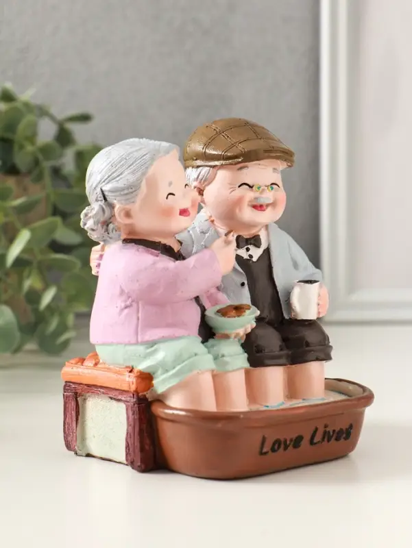 Сувенир полистоун "Дедуля с бабулей - спа процедуры" 11х9,5х12,5 см