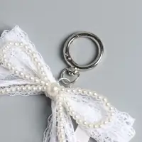 Брелок на карабине "Жемчужный бант с кружевной тесьмой" бусины d=0,4 и 0,8 см 16х9,5х1 см Брелок на карабине "Жемчужный бант с кружевной тесьмой" бусины d=0,4 и 0,8 см 16х9,5х1 см