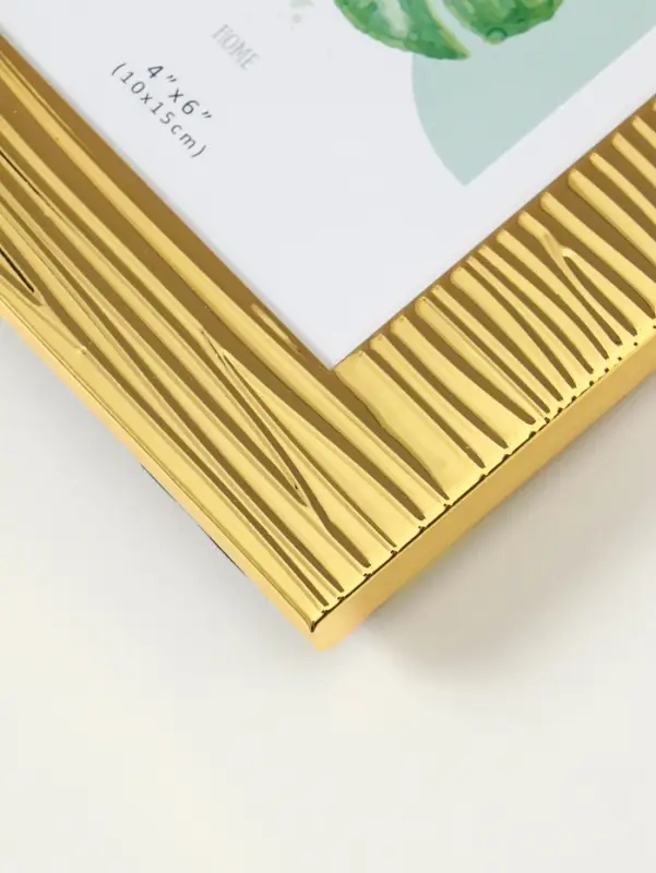 Фоторамка металл на 1 фото 10х15 см Фоторамка металл на 1 фото 10х15 см "Зебра" золото гальваника 1,7х14,2х19,3 см