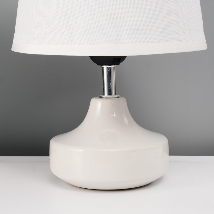 Настольная лампа с абажуром RISALUX «Блеск», 1×40 Вт, Е27, белый, 17×17×24 см Настольная лампа с абажуром RISALUX «Блеск», 1×40 Вт, Е27, белый, 17×17×24 см