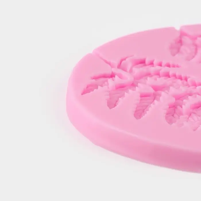 Молд для заливки Доляна «Листопад», силикон, d=9,2см, розовый Молд для заливки Доляна «Листопад», силикон, d=9,2см, розовый