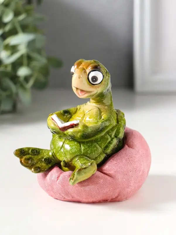 Сувенир полистоун лак "Черепашонок в кресле-мешке, читает книгу" 5,5х8,2х9,5 см
