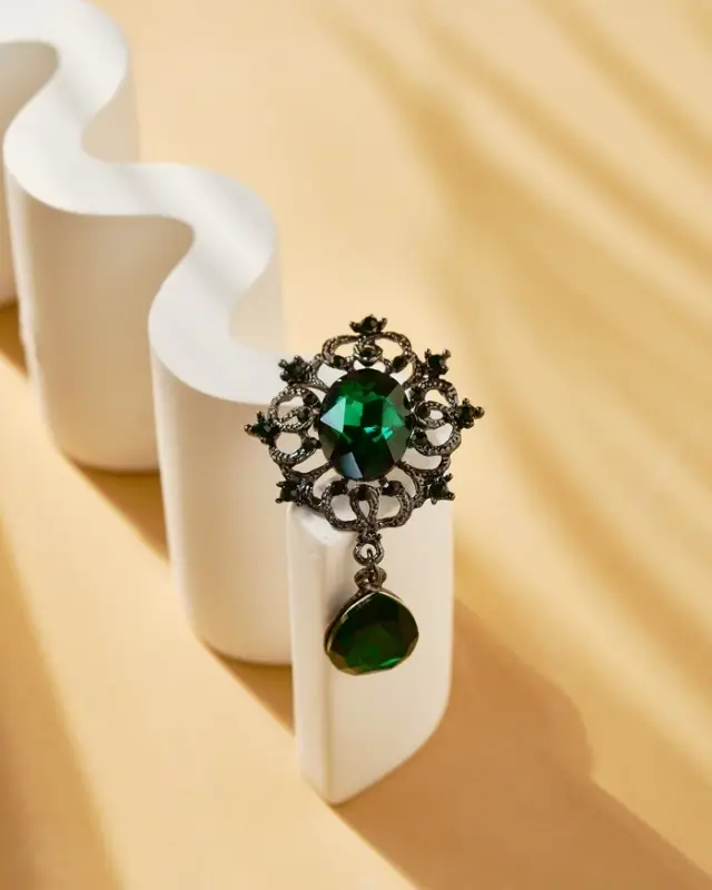 Брошь &laquo;Императрица&raquo;, вензеля, цвет изумрудный в сером металле