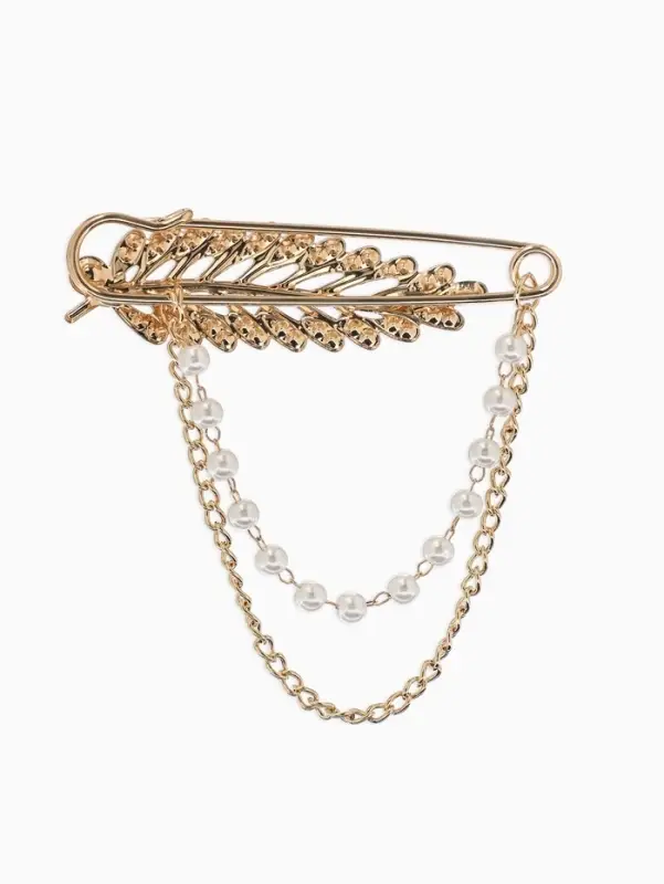 Булавка &laquo;Лист&raquo; в стразах, цепочка, жемчуг, L=7.5 см, цвет белый в золоте