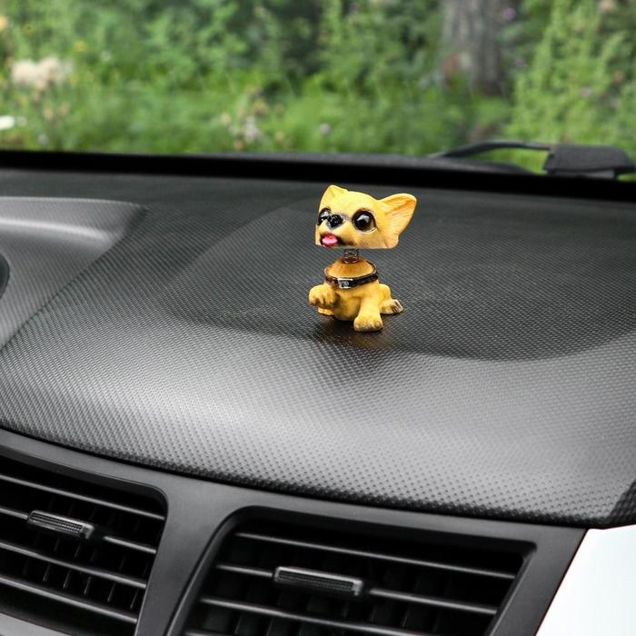 Собака на панель авто, качающая головой, мини, спаниель Собака на панель авто, качающая головой, мини, спаниель