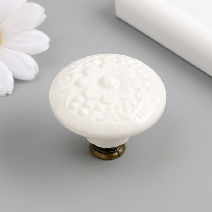 Ручка для шкатулки керамика, металл Ручка для шкатулки керамика, металл "Цветок" белая 4,4х4,4х3,4 см