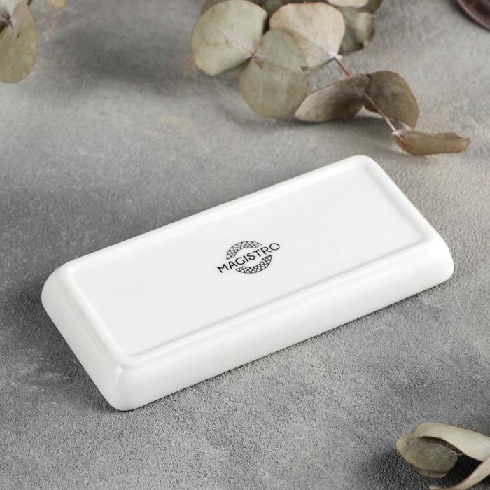 Набор для специй фарфоровый Magistro «Бланш», 3 предмета: солонка 65 мл, перечница 60 мл, ёмкость для зубочисток, цвет белый Набор для специй фарфоровый Magistro «Бланш», 3 предмета: солонка 65 мл, перечница 60 мл, ёмкость для зубочисток, цвет белый