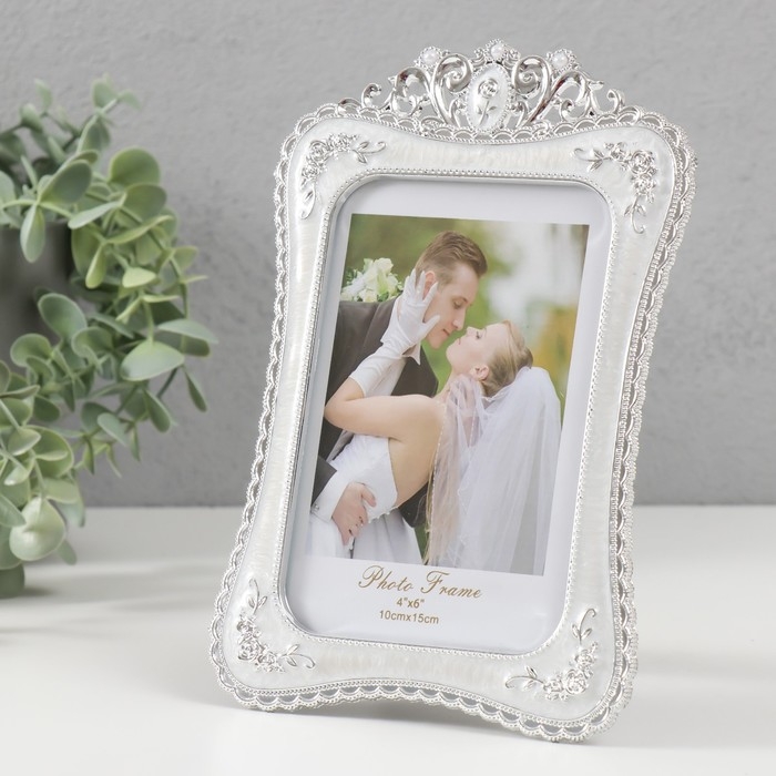 Фоторамка пластик под металл 10х15 см Фоторамка пластик под металл 10х15 см "Овал с розами" серебро и перламутр 21,5х14,3х0,8 см