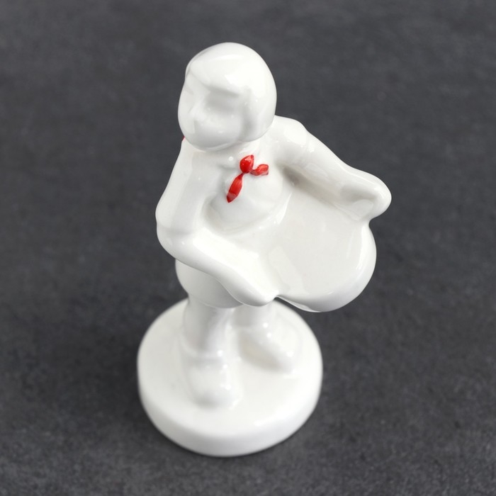 Статуэтка фарфоровая  Статуэтка фарфоровая "Пионерка", авторская роспись