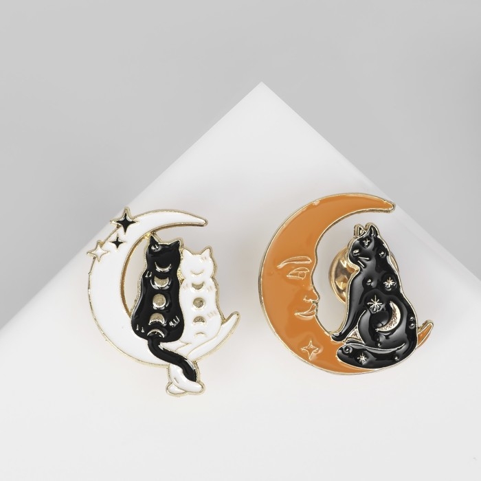 Набор значков (2 шт.) «Коты на Луне», цветной в золоте Набор значков (2 шт.) «Коты на Луне», цветной в золоте