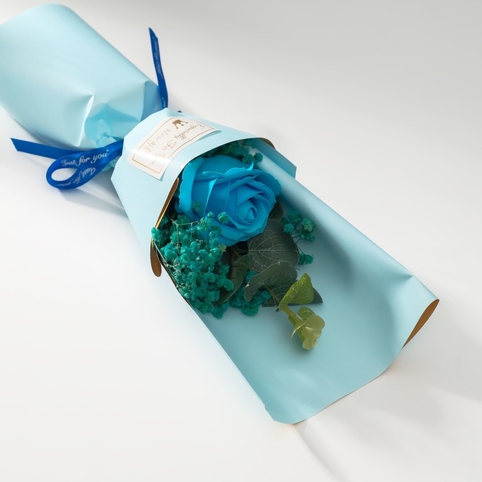 Букет из мыльных лепестков "Роза и эвкалипт" голубой 7,5х11х34,5 см