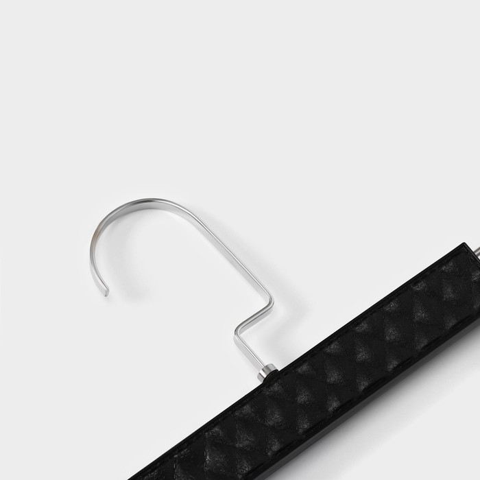 Вешалки для брюк и юбок LaDо́m Eliot, 29×15 см, 3 шт, с зажимами, цвет чёрный Вешалки для брюк и юбок LaDо́m Eliot, 29×15 см, 3 шт, с зажимами, цвет чёрный