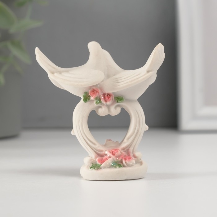 Сувенир полистоун Сувенир полистоун "Голуби на ажурной подставке с розовыми розами" 6х6,3х3 см