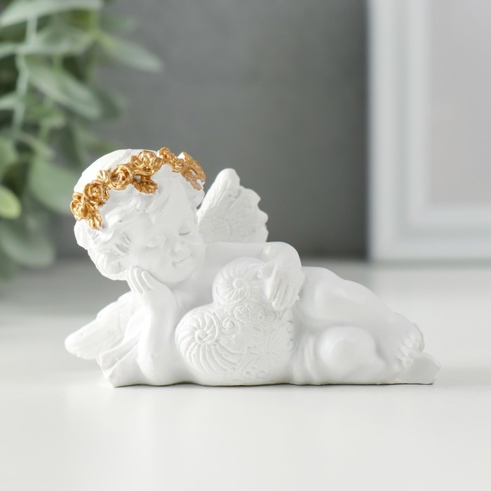 Сувенир полистоун  Сувенир полистоун "Белоснежный ангел обнимает сердечко с узорами" 9х4,5х5 см