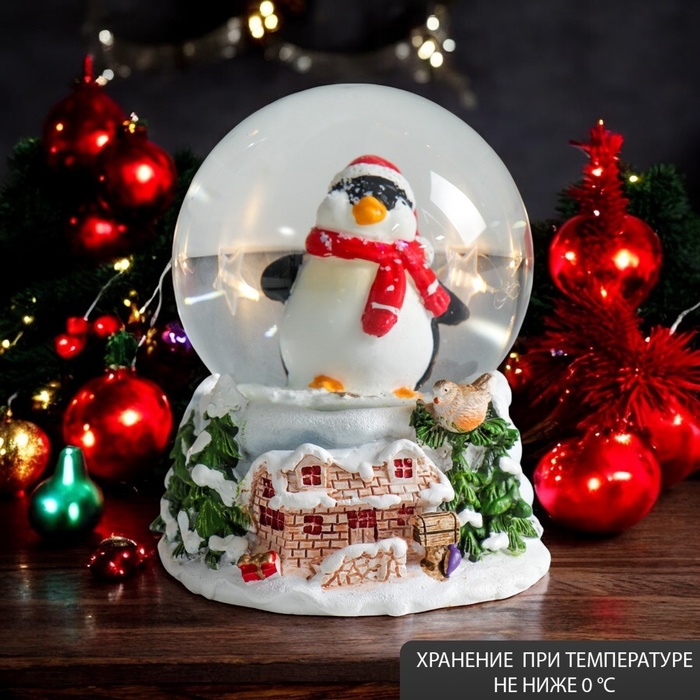 Сувенир полистоун водяной шар Сувенир полистоун водяной шар "Пухлый пингвинёнок в шарфике" 7х6,7х8,8 см