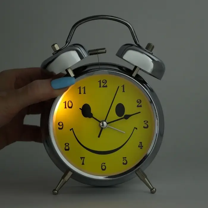 Будильник &laquo;Смайл&raquo;, циферблат d=11.5 см, с подсветкой, от батареек 1хАА, хром