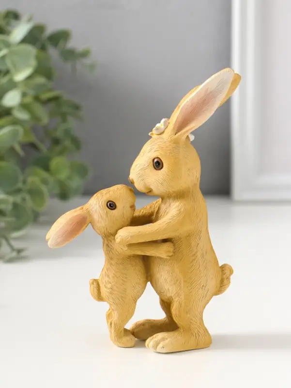 Сувенир полистоун "Мама зайка в цветочном венке обнимает малыша" 15 см