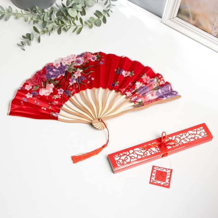Веер бамбук, текстиль h=21 см изгиб, с кистью  Веер бамбук, текстиль h=21 см изгиб, с кистью "Цветы" в коробке, красный