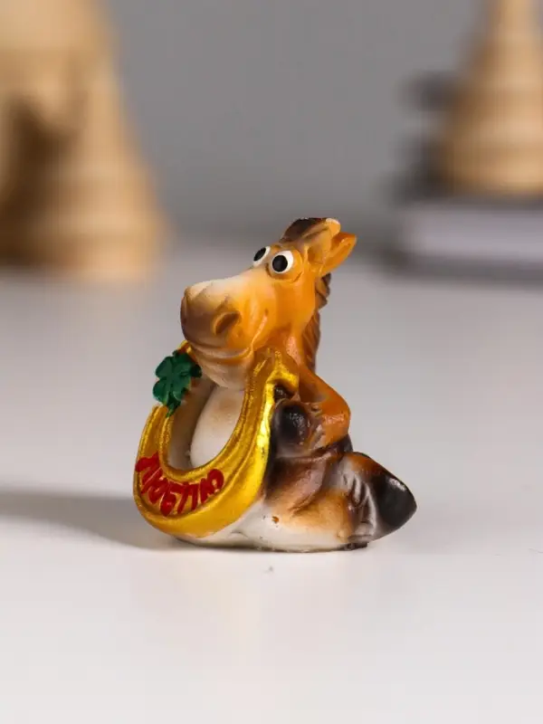 Сувенир полистоун Сувенир полистоун "Улыбающийся конь с подковой и клевером" МИКС 3,5х3х4 см