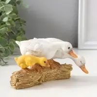 Сувенир полистоун "Утята на брёвнышке" 8,5 см