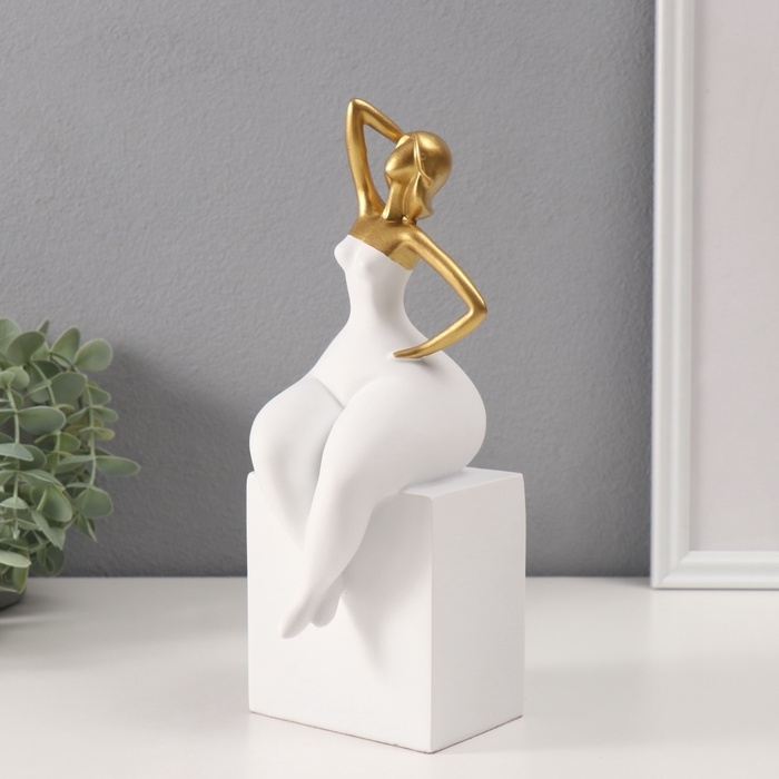 Сувенир полистоун  Сувенир полистоун "Девушка в белом комбинезоне" белый с золотом 9х9,5х26 см