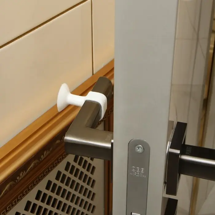 Дверной ограничитель LOCKLAND на ручку, d=15 мм, h=50 мм, цвет белый, 1 шт. Дверной ограничитель LOCKLAND на ручку, d=15 мм, h=50 мм, цвет белый, 1 шт.