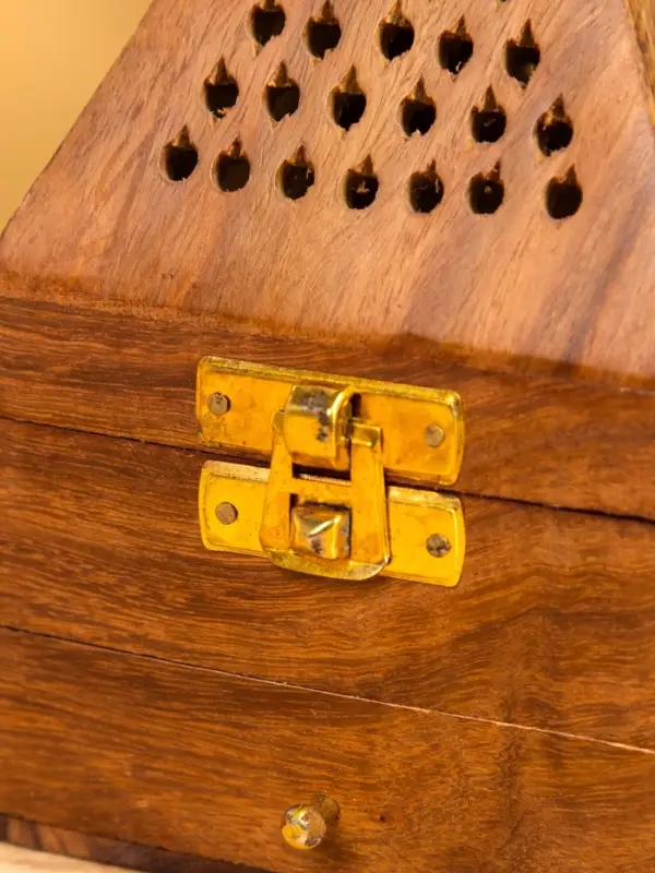 Подставка под благовония в форме пирамиды "Джали" 9х9х15,5 см, дерево шишам