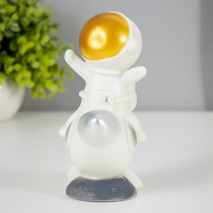 Ночник Ночник "Полёт астронавта" LED от батареек 3хLR1130 13х7х15,5 см RISALUX