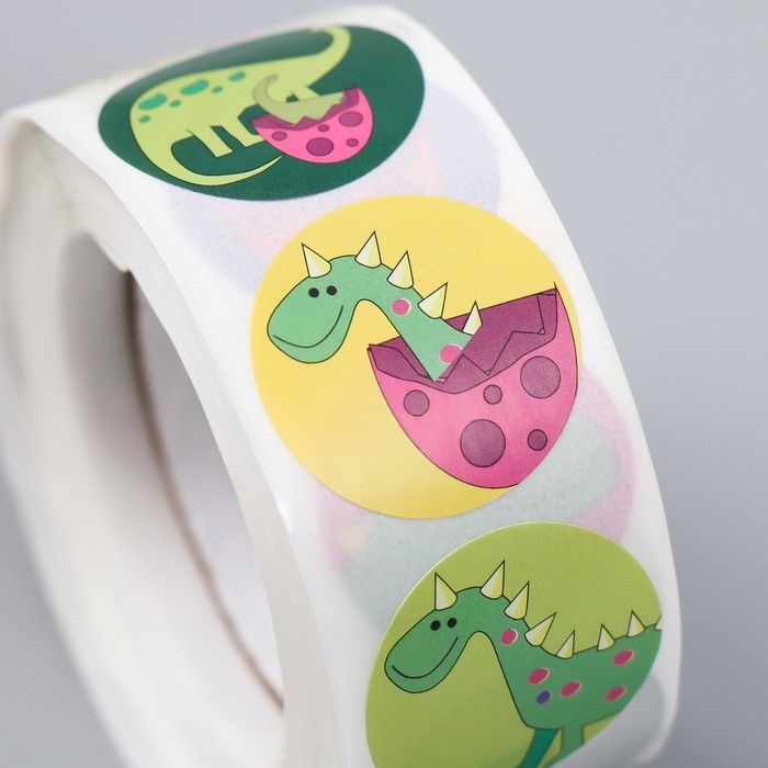 Наклейка бумага "Динозаврики" d=2,5 см 500 шт в рулоне 3х6,5х6,5 см
