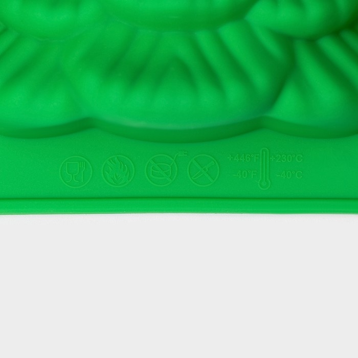 Форма для выпечки новогодняя Доляна &laquo;Ёлки&raquo;, силикон, 31,5&times;19&times;3 см, 5 ячеек (10&times;8,8&times;3 см), цвет зелёный