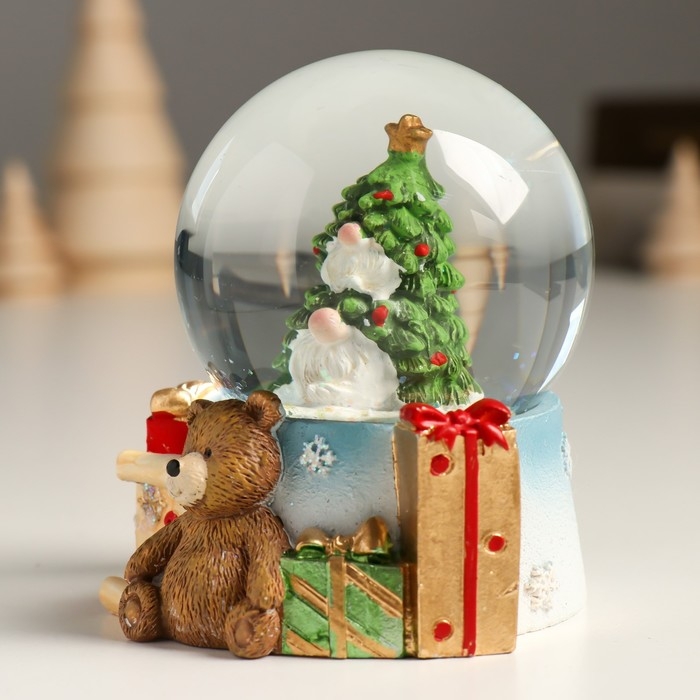 Сувенир полистоун водяной шар Сувенир полистоун водяной шар "Ёлка с гномами" 7х8х9 см
