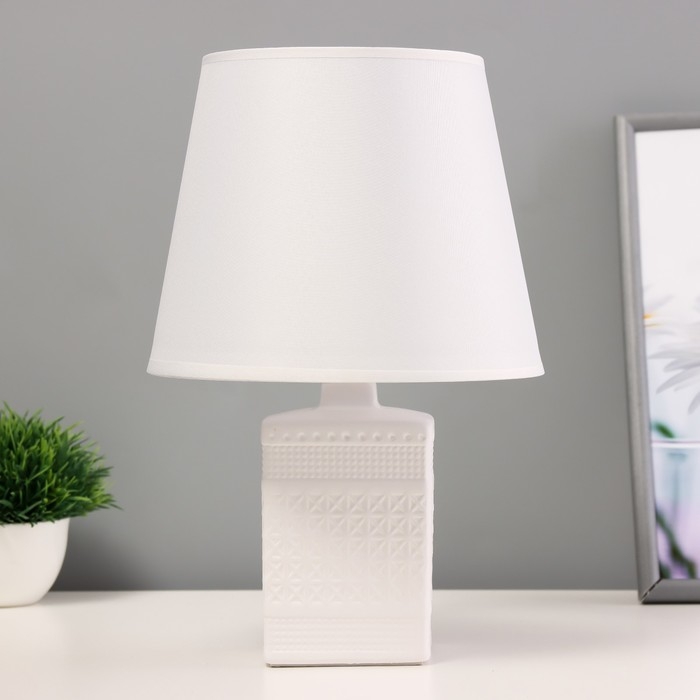 Настольная лампа Настольная лампа "Ираида" Е14 40Вт белый 20х20х32см
