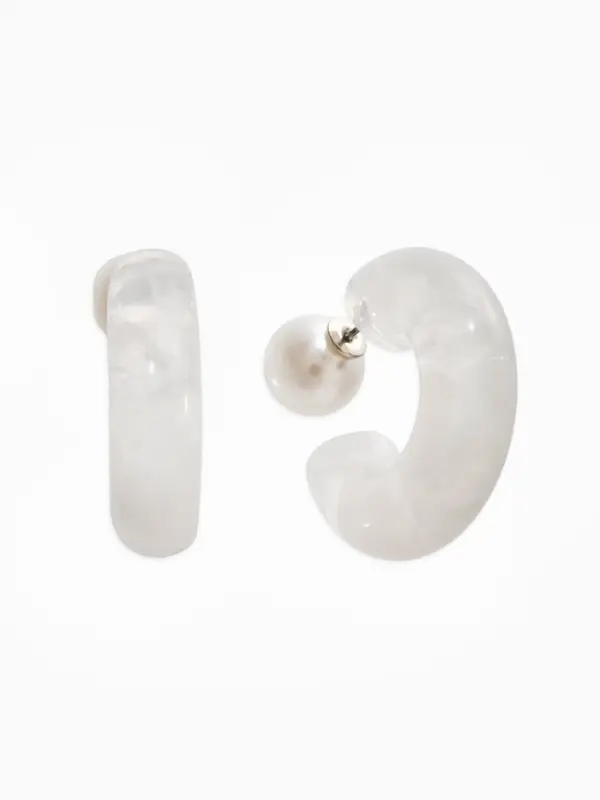 Серьги акрил "Полукольцо с бусиной №10", цвет белый