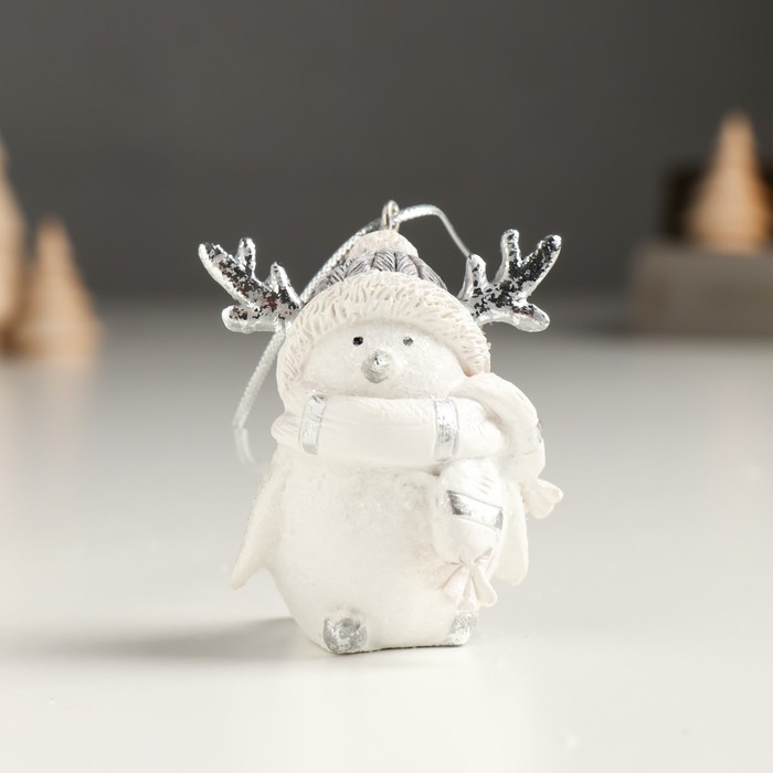 Сувенир полистоун подвеска Сувенир полистоун подвеска "Белый птенчик в шапке с рожками и вязаном шарфе" 4,5х4,5х5,5 см