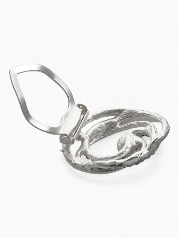 Зажим для платка &laquo;Жемчужный завиток&raquo;, белый в матовом серебре