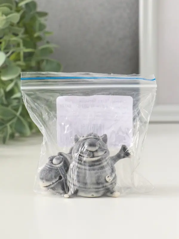 Сувенир Сувенир "Кот с большой рыбиной" 4,8 см