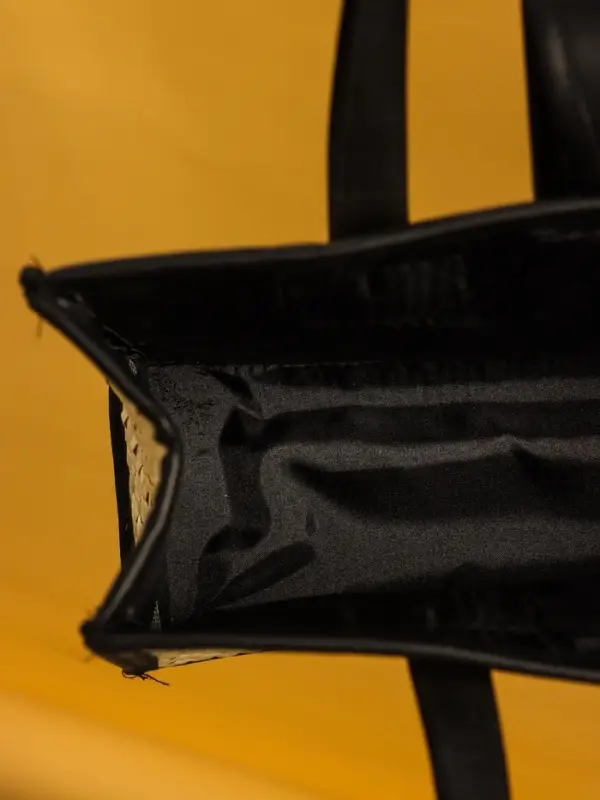 Сумка плетёная на застёжке из пандана 30х10х35 см, бежево-чёрный