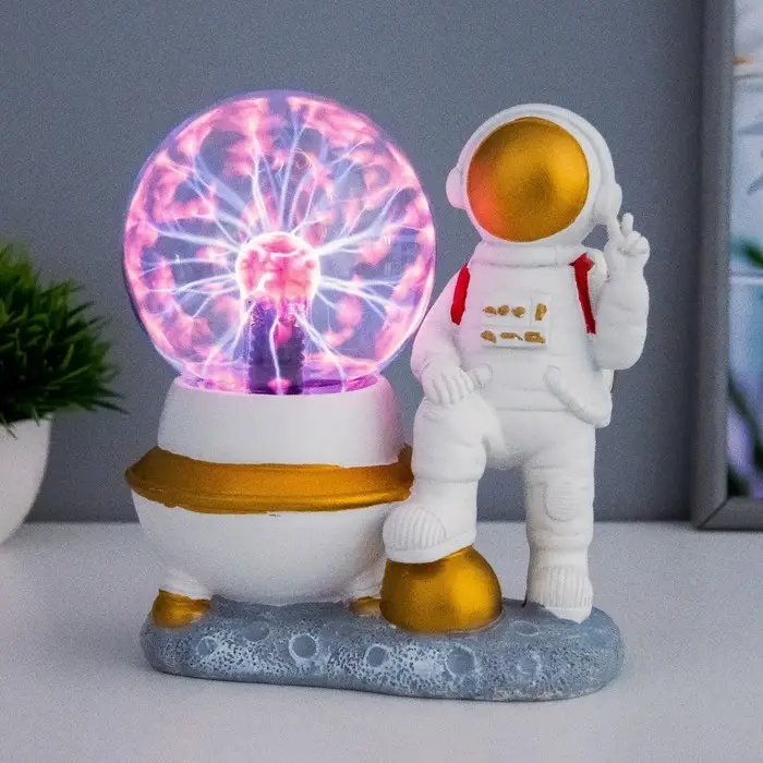 Плазменный шар  Плазменный шар "Космонавт" белый 14х10х19 см RISALUX