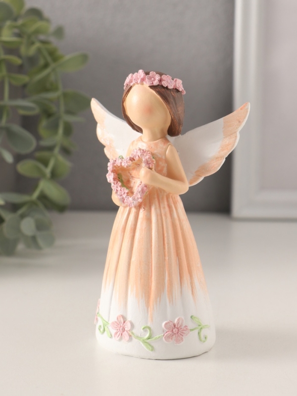 Сувенир полистоун Сувенир полистоун "Девушка-ангел в персиковом платье, с венком-сердце" 8х4,5х12 см