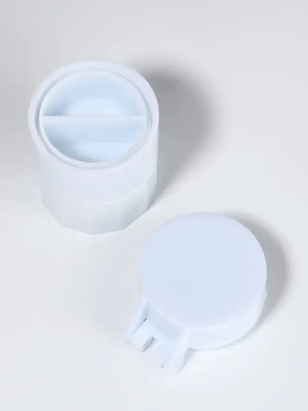 Таблетница с таблеторезкой, d = 4&times;6.5 см, цвет белый